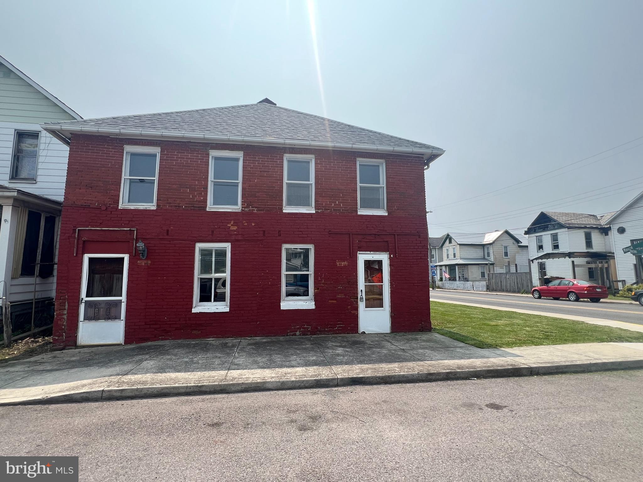 Main image without alt text