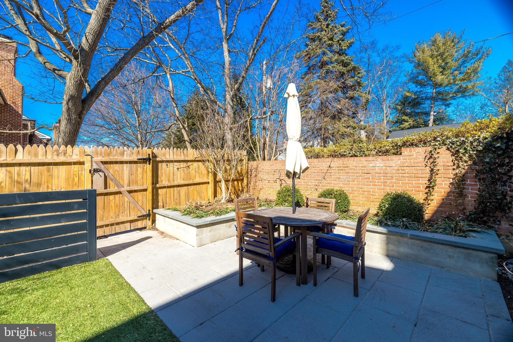 KINGS MANOR TOWNE HOUSES - Residential