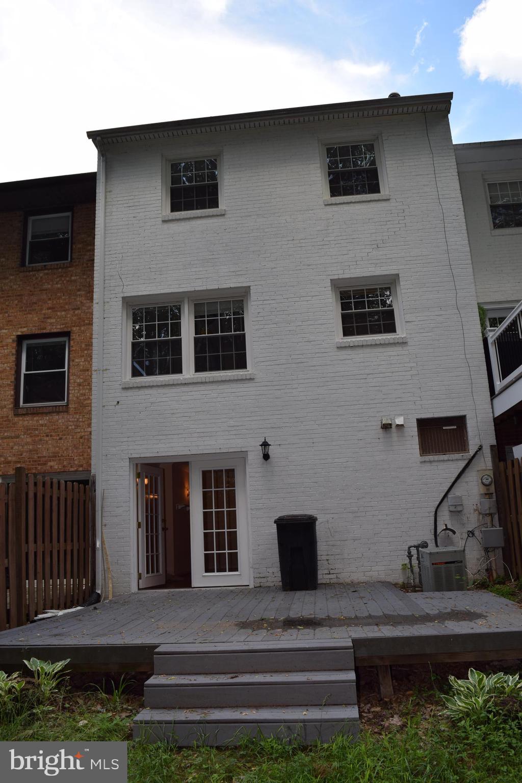 LONDON TOWNE - Residential