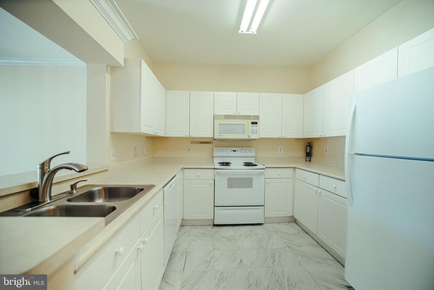 TOP FLOOR! BEAUTIFUL CONDO UNIT WITH VAULTED CEILINGS. BALCONY OVERLOOKING THE SWIMMING POOL/ COURTYARD. KITCHEN WITH BREAKFAST BAR AND WHITE CABINETS. GENEROUSLY SIZED BEDROOM. WALK-IN CLOSET WITH ORGANIZERS. RENOVATED BATHROOM WITH DOUBLE SINK. WASHER AND DRYER IN THE UNIT. ASSIGNED PARKING. AMENITIES INCLUDE GYM, OUTDOOR POOL, AND PARTY ROOM. GREAT LOCATION!! WALKING DISTANCE TO GROCERY STORE, RESTAURANTS, AND SHOPS. EASY ACCESS TO I395 AND ROUTE 7. MINUTES FROM DC, PENTAGON, AMAZON HQ2, OLD TOWN ALEXANDRIA. A MUST SEE!! PARK ON SPACE #41. LOTS OF VISITOR PARKING.  PETS ON A CASE TO CASE BASIS. NO SMOKING.   OPEN HOUSE ON FRIDAY 9-13 FROM 5-630 PM. 
Landlord is changing the pipes so please DO NOT USE THE TOILET. It should be fixed by Sunday.