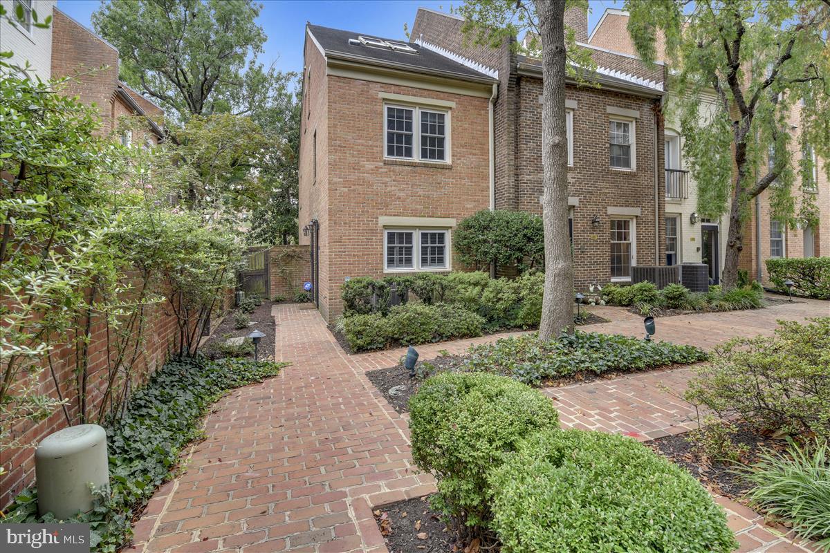 CANAL WAY - Residential Lease