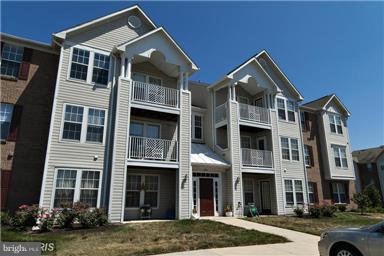 Piney Orchard Penthouse. 2 Large bedrooms & 2 Full bathrooms. Separate dining area/eat in kitchen. Vaulted ceilings. Balcony. Separate Laundry room. Piney orchard amenities, pools, fitness center, tot lots, walking/biking trails, community center, tennis courts, ice rink and walk to local shopping center! Just minutes to Fort Meade military base/NSA/MARC train station.