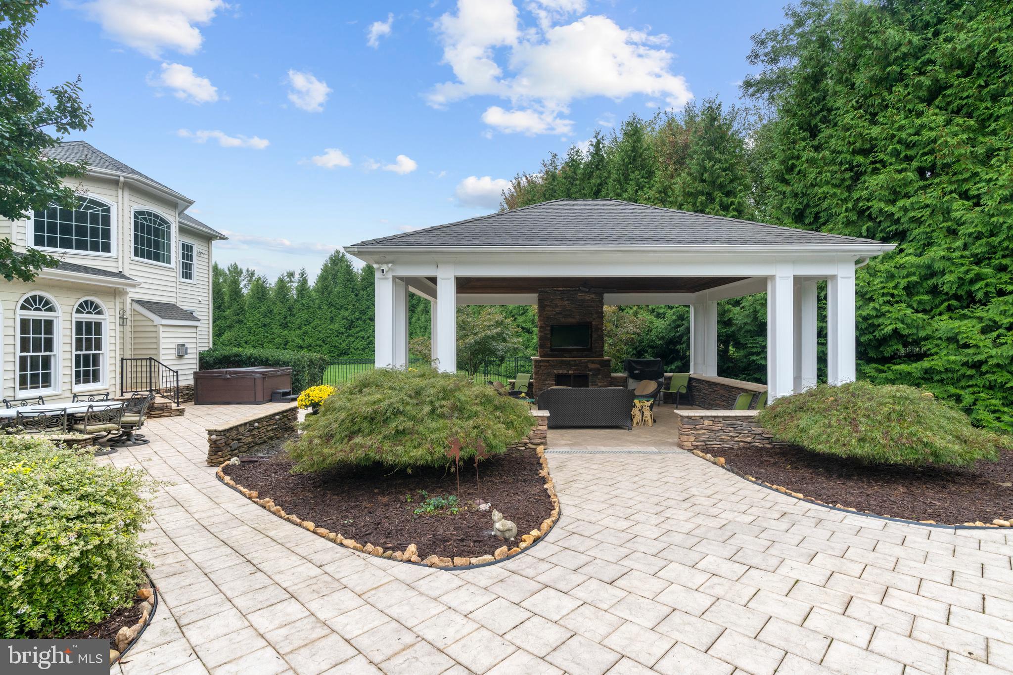 WILLOW CHASE - Residential