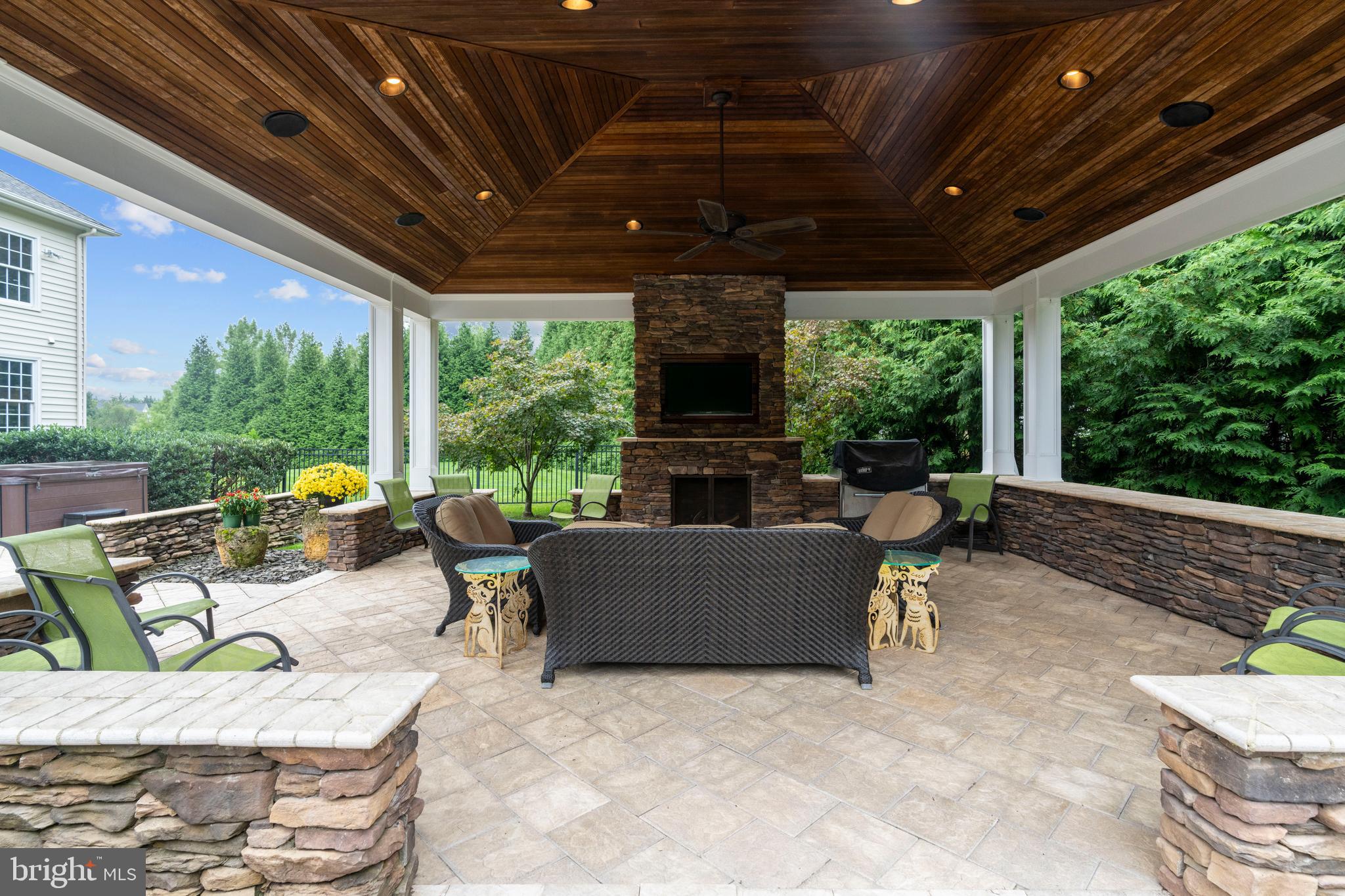 WILLOW CHASE - Residential