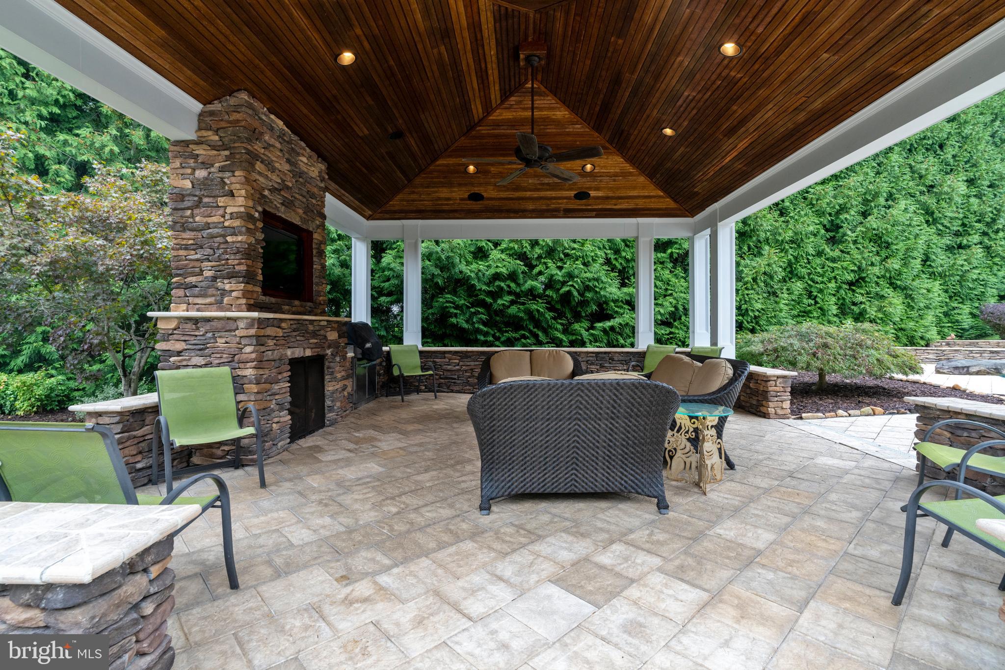 WILLOW CHASE - Residential