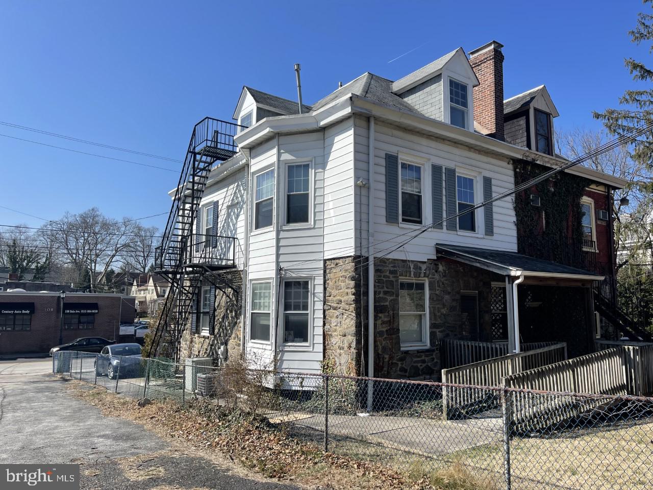 Main image without alt text