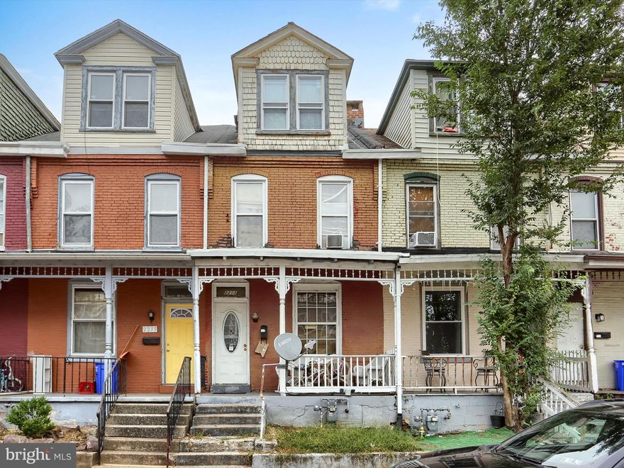 New listing alert! This 4-bedroom, 1-bath interior townhome is a great opportunity for investors or first-time buyers ready to add some sweat equity. With off-street parking and city convenience, it’s full of potential to make it your own.