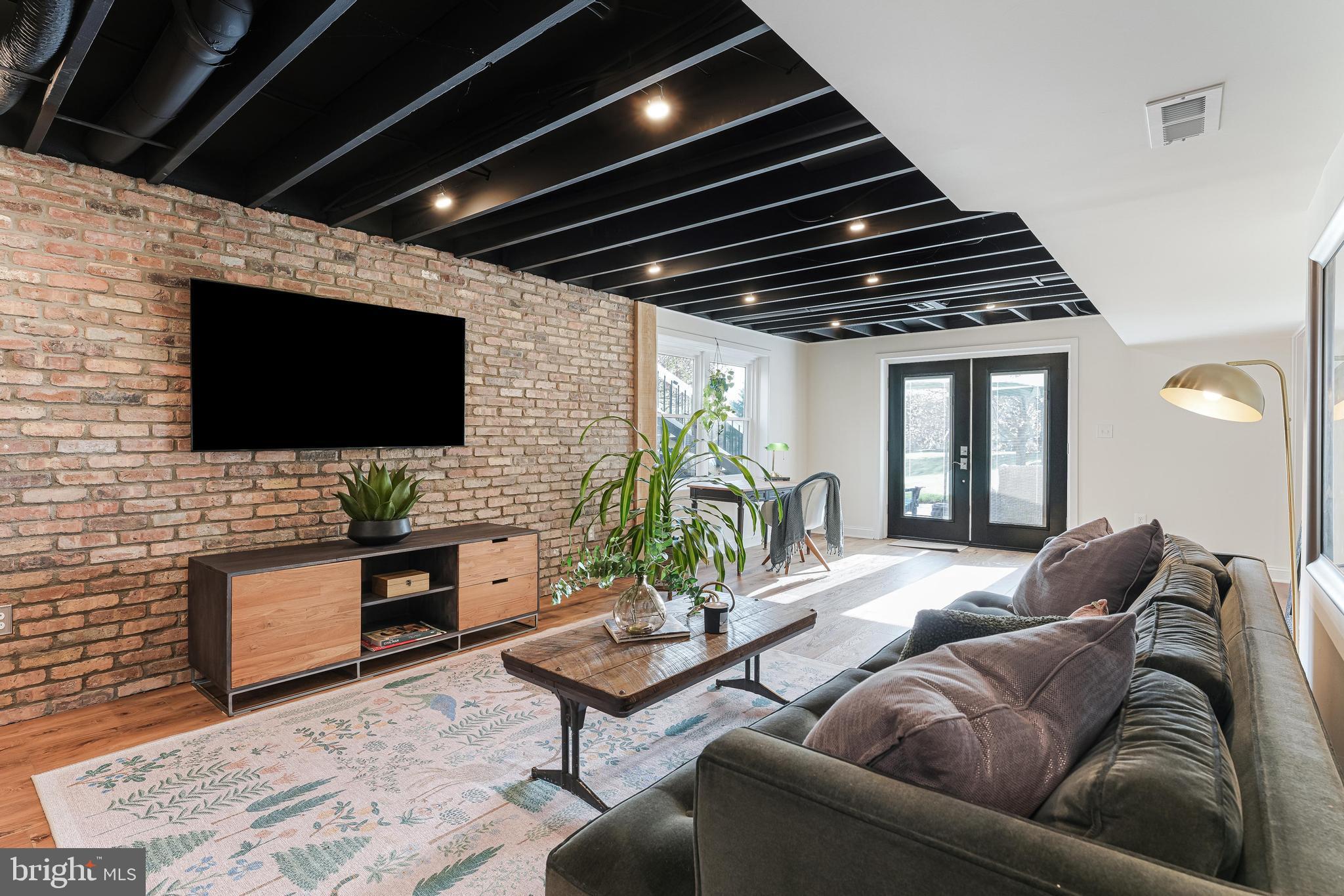 FARMINGTON ON THE GREEN - Residential