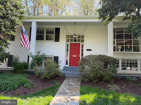 Photo of 3403 Prince William Drive, FAIRFAX, VA 22031 (MLS # VAFX2306366)