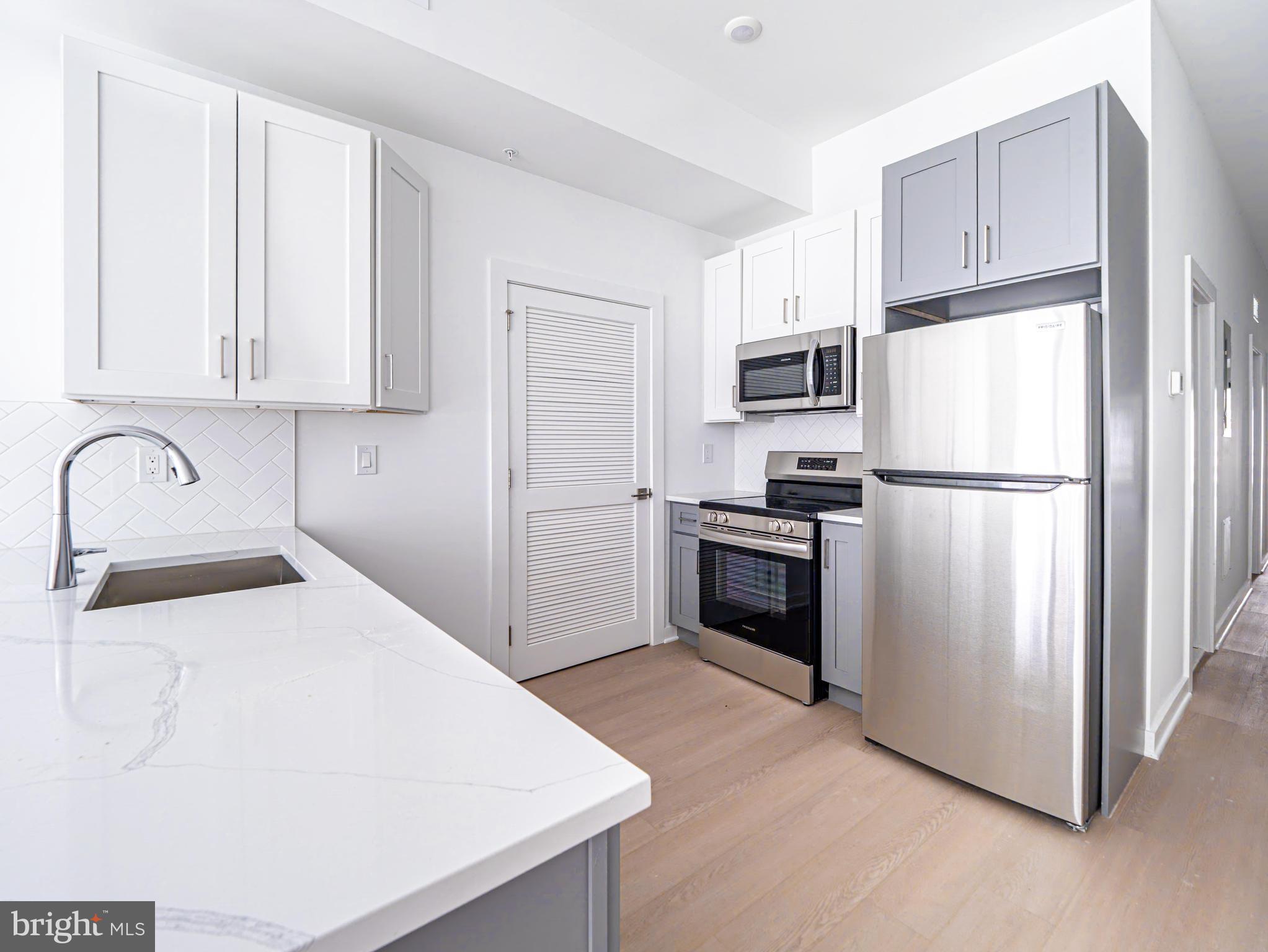 2403-2407 W THOMPSON STREET 4