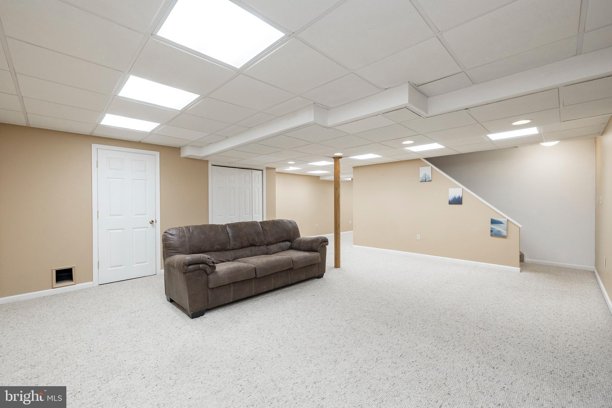 FAIRLAWN COURT - Residential Lease