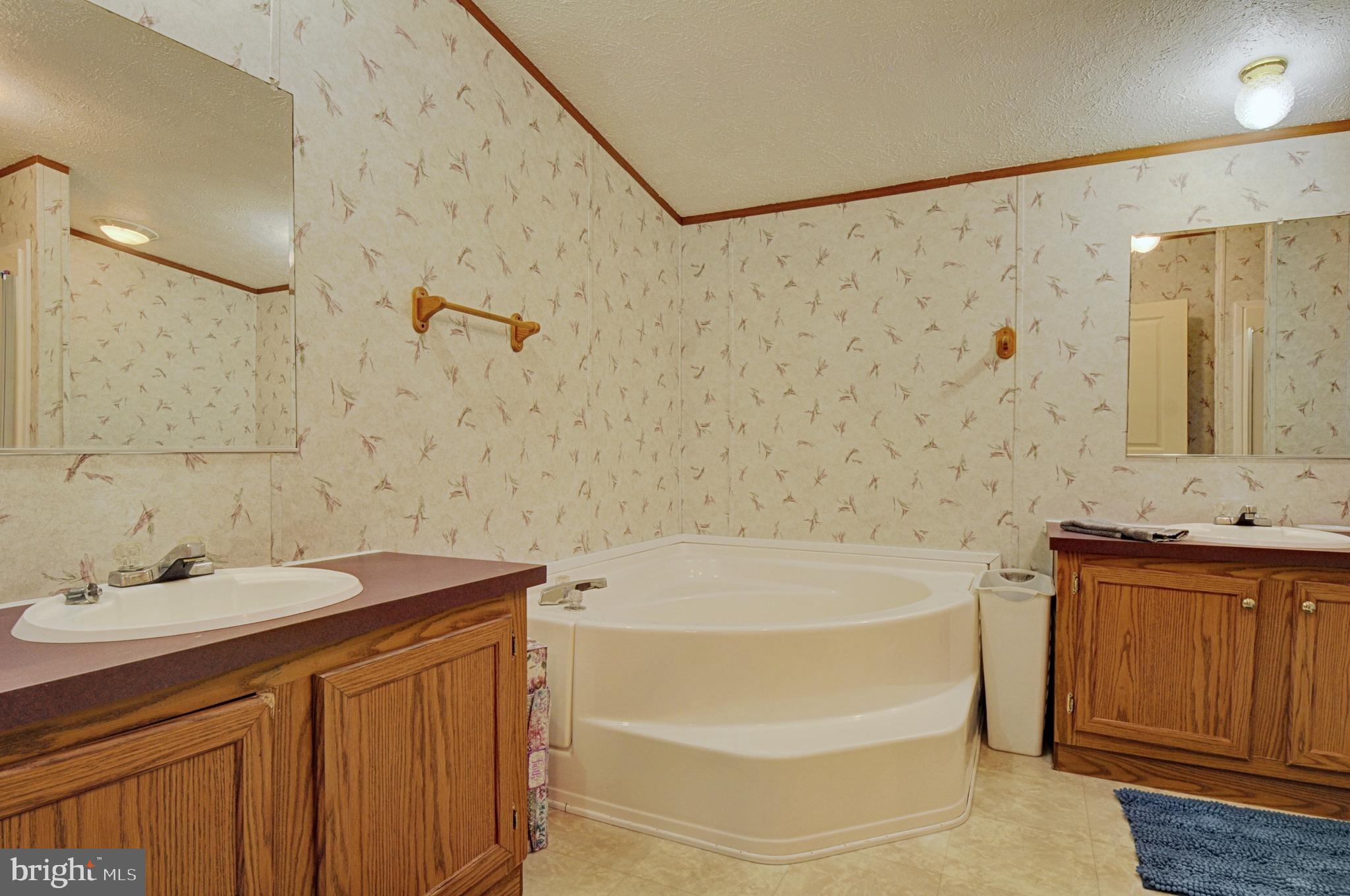 GOLDEN ACRES - Residential