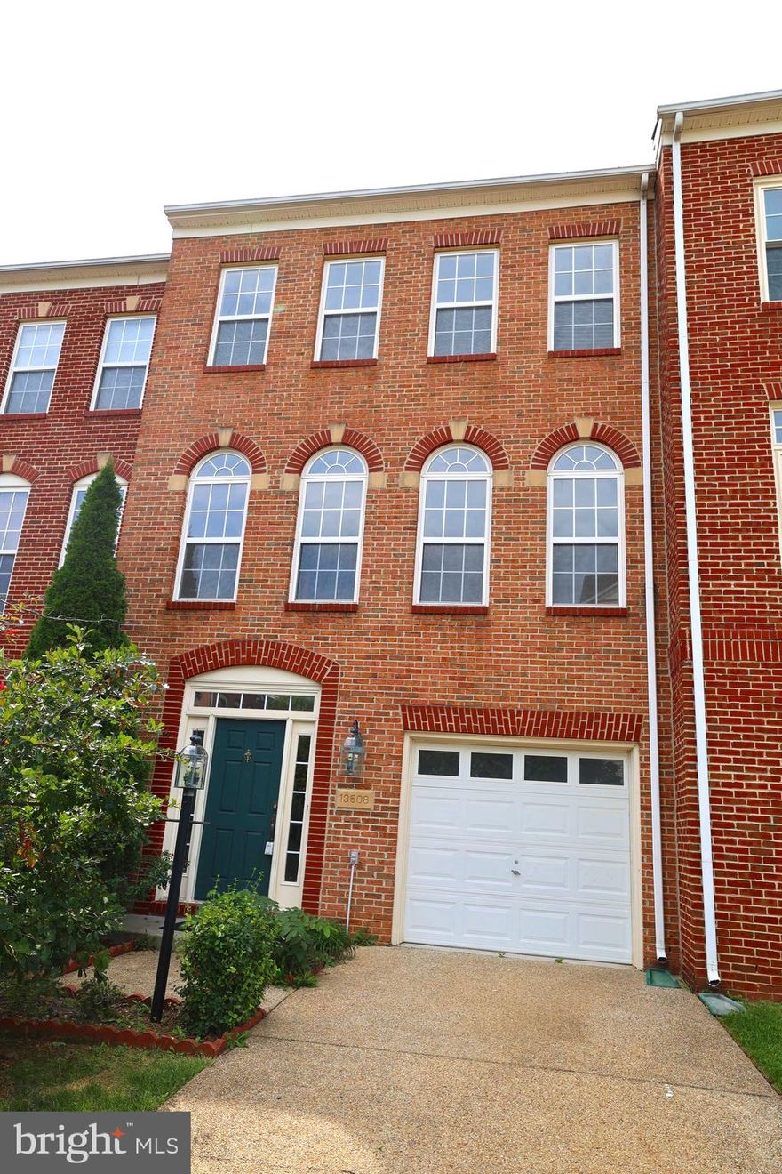 Great one bedroom one bath unit with its own entrance backing to common area.  Perfectly located in the heart of Herndon.