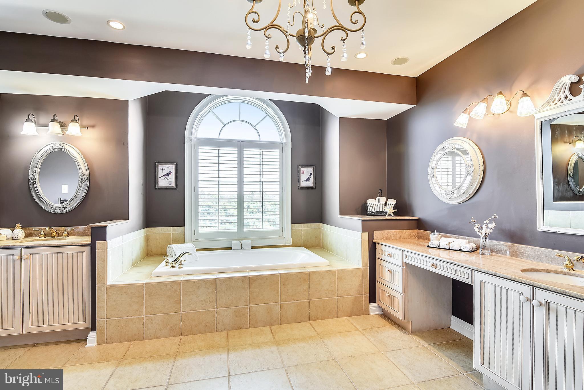 GOVERNORS MANOR - Residential