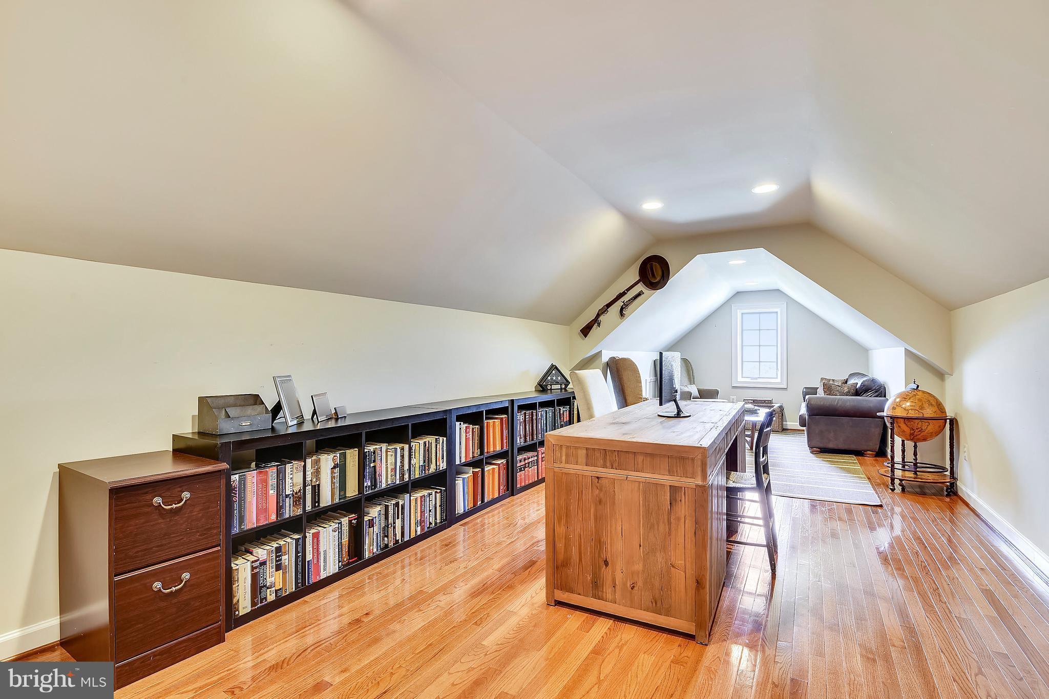 GOVERNORS MANOR - Residential