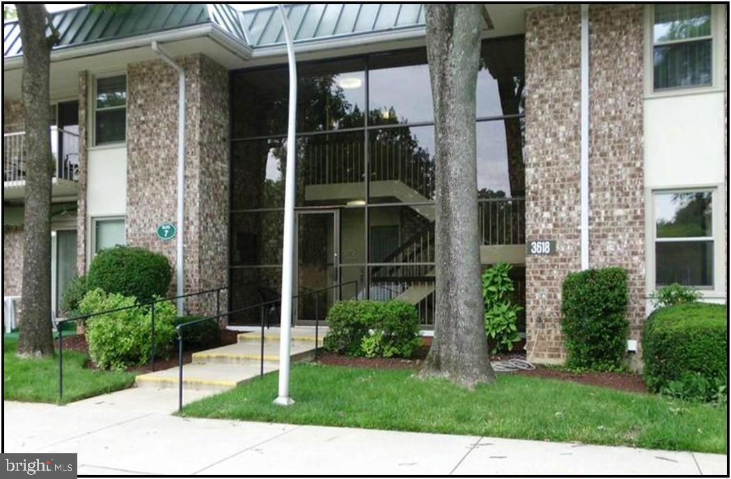 Welcome to this beautiful one-bedroom condo with a brand-new carpet and fresh paint throughout. The spacious bedroom includes a large closet for ample storage, while the balcony offers a relaxing outdoor retreat. Enjoy access to the community amenities, perfect for convenience and comfort. This move-in-ready home is a must-see!