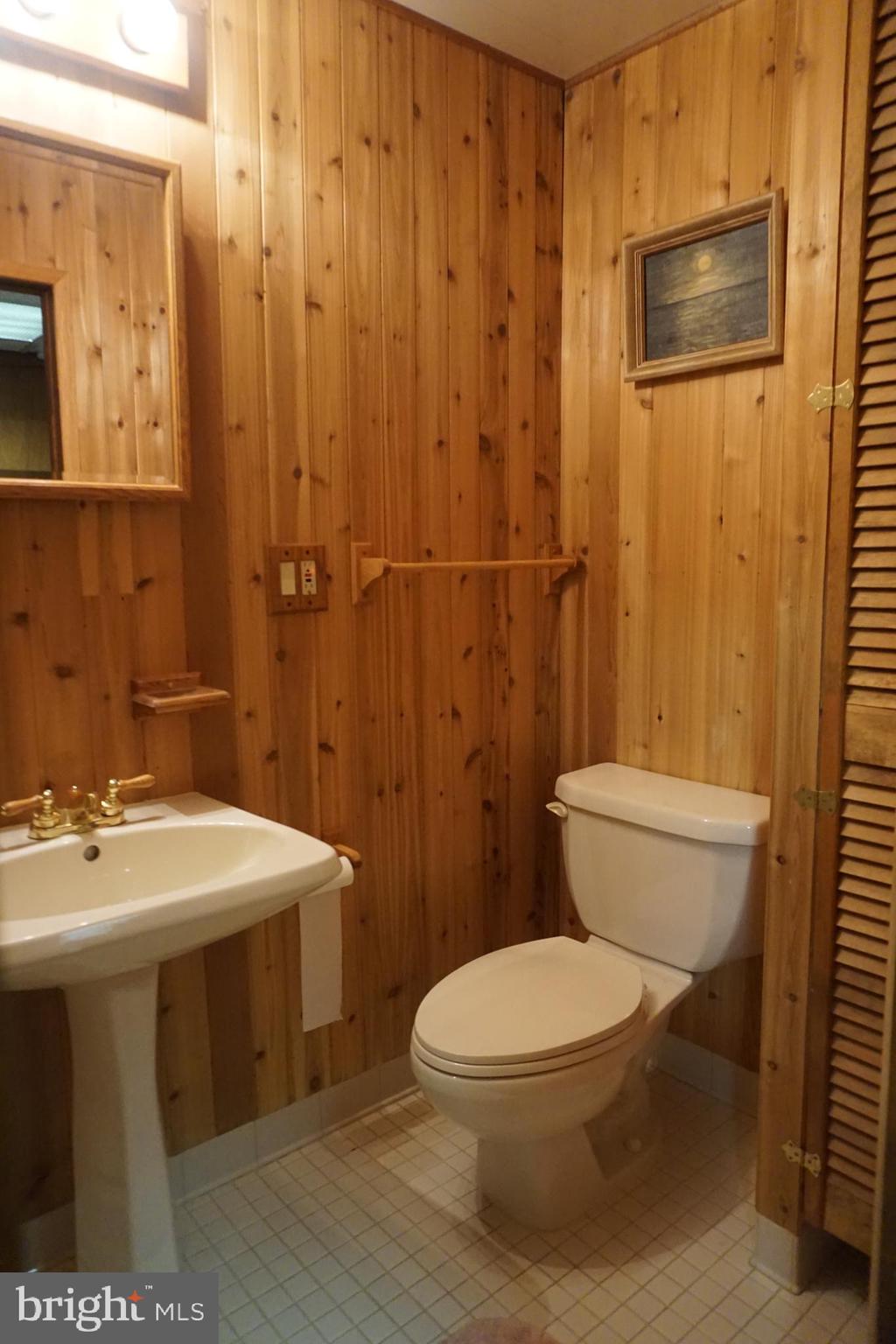 GUNNERS LAKE VILLAGE - Residential Lease