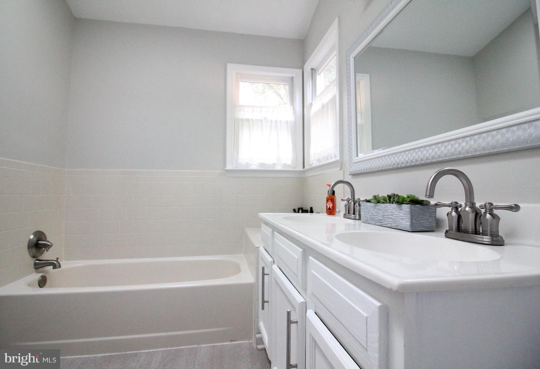 ST CHARLES HAMPSHIRE - Residential