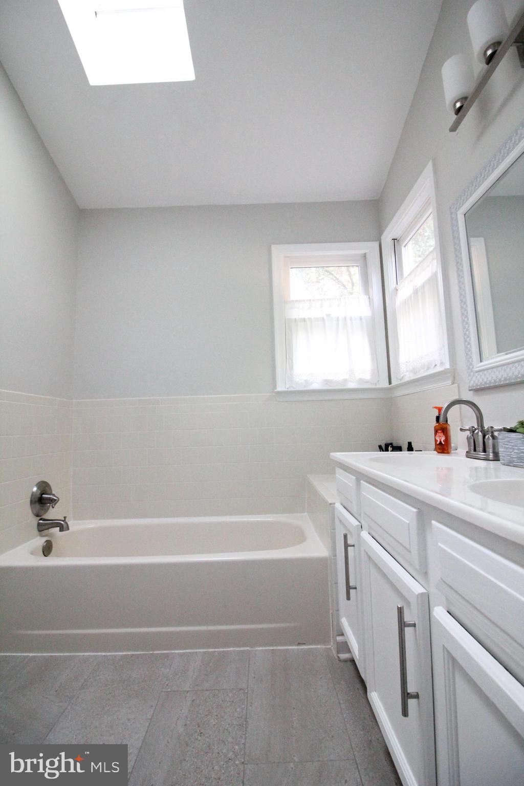 ST CHARLES HAMPSHIRE - Residential