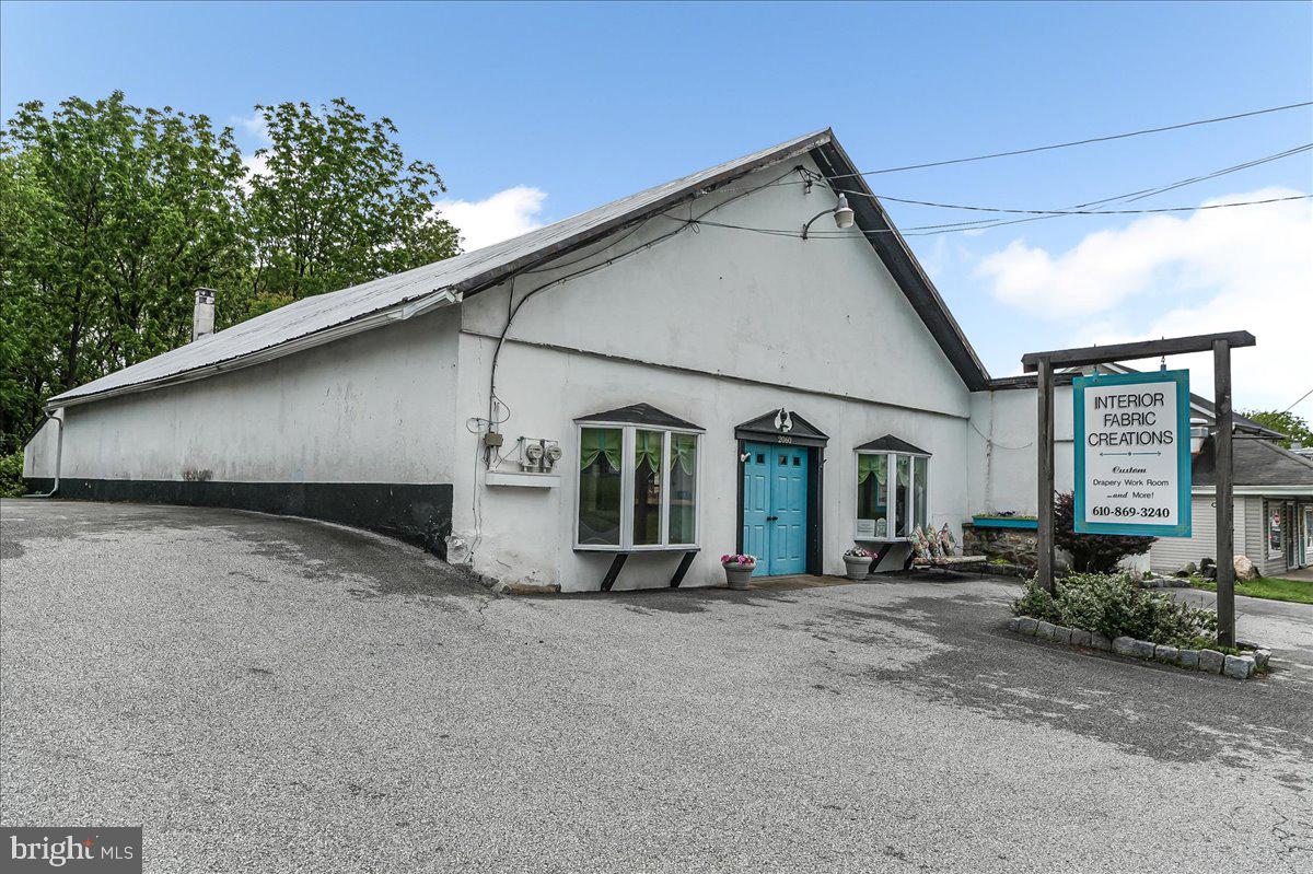 Great Location on Route 896 in New London! Building and Area Lends itself to Retail, such as Boutique Shops or Bakeries; Office Space for Medical , Real Estate or Legal Practices; Restaurants; Automotive Repair and Service; Furniture or Cabinet Making; Interior Design and Fabric; CrossFit.
High Traffic Area and Wonderful Visibility!