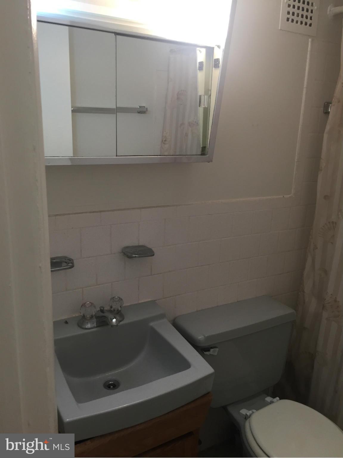 IVYMOUNT COURT - Residential Lease