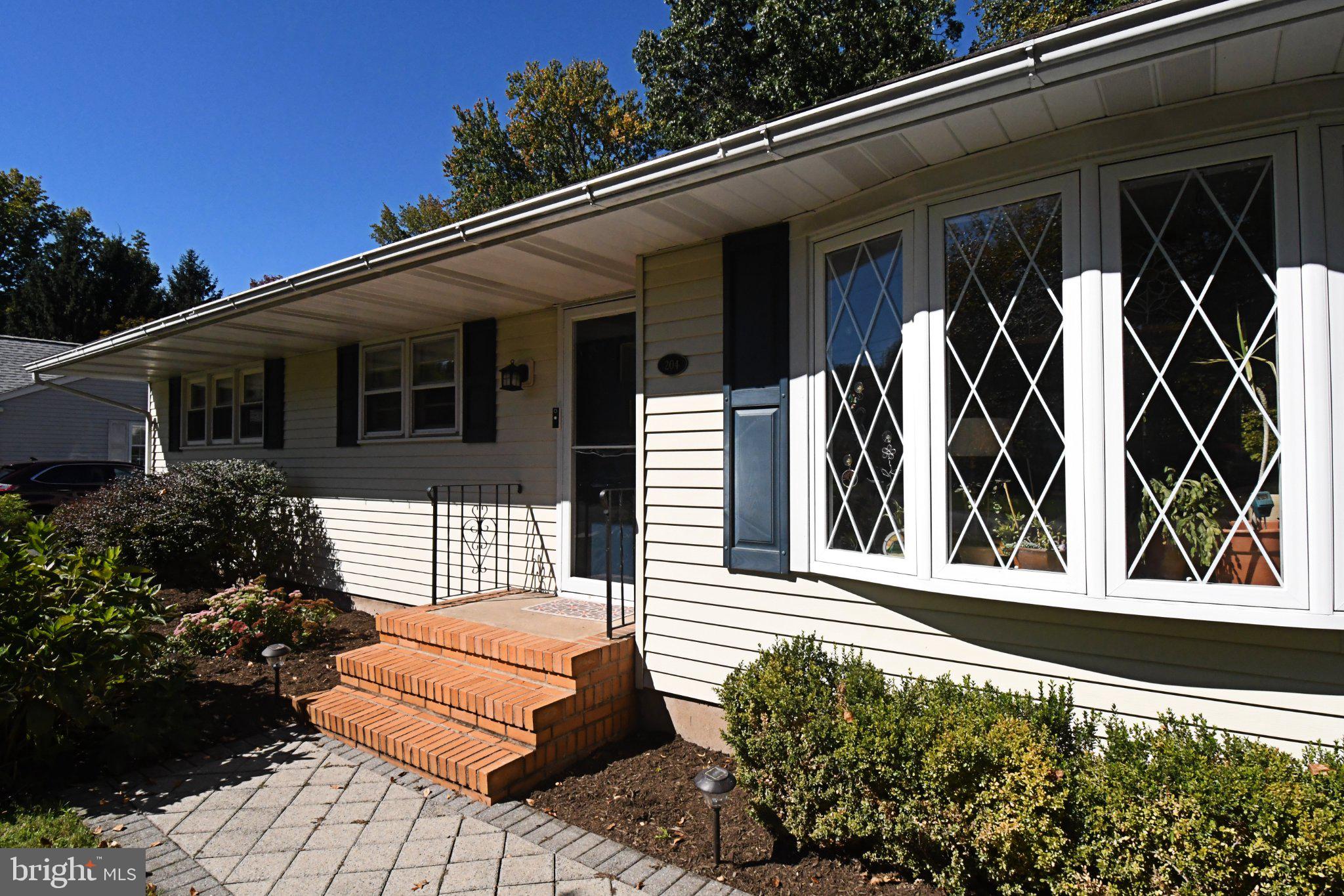 204 W FERRY ROAD