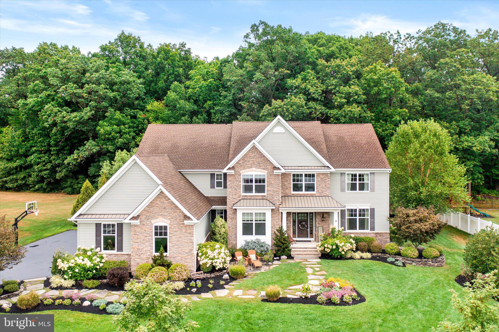 9 WINDFLOWER COURT
