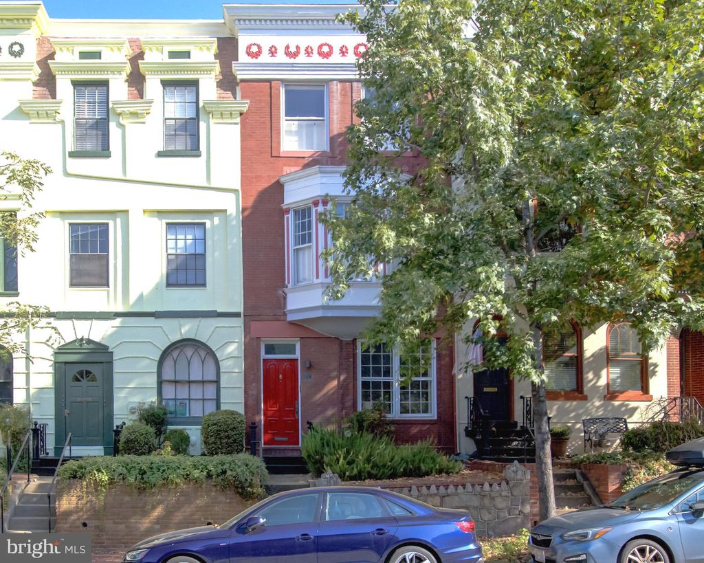 Photo of 136 E Street SE, WASHINGTON, DC 20003 (MLS # DCDC2221386)