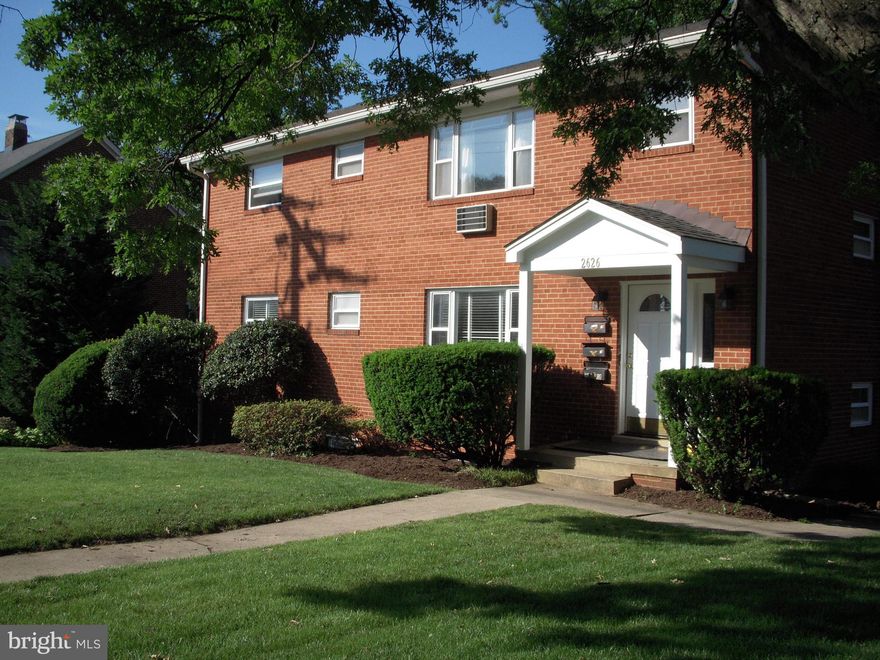 RENOVATED & SPACIOUS 1 BEDROOM 1 FULL BATH APT WALKING DISTANCE TO CLARENDON METRO. 1 PARKING SPACE AND BASIC UTILITIES INCLUDED IN RENT. COIN OPERATED LAUNDRY IN BUILDING. STORAGE CLOSET PROVIDED WITH UNIT. WONDERFUL LANDLORD AND PROFESSIONALLY MANAGED BUILDING. SQUARE FOOTAGE OF UNIT IS 800+ APPROXIMATELY. OWNER USES OWN LEASE.