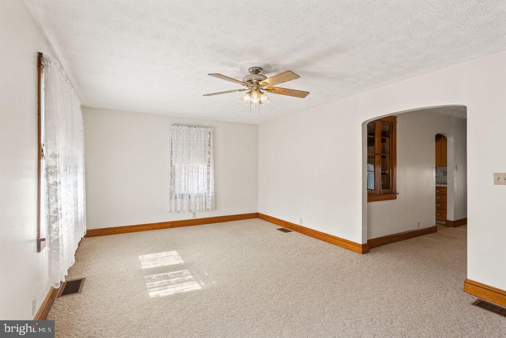 8635 NORTH VALLEY PIKE