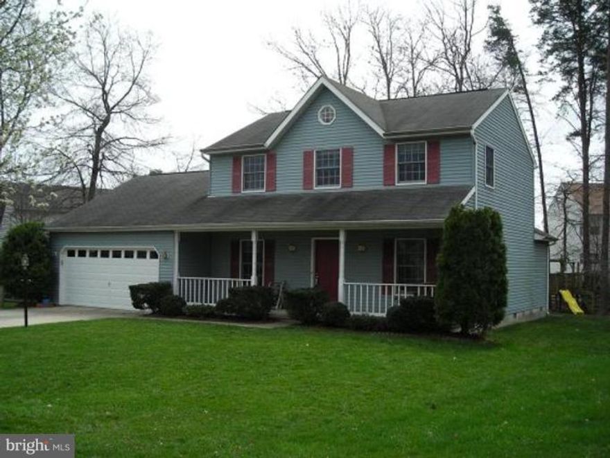 Cheapest house in Dorchester !!!!!! Deal fell thru......One bank....Single family at a townhouse price. Neighborhood is close to everything. Walk to Elementary school. Pool, clubhouse, tennis courts 5 minute walk. Shopping mall only 1 mile away! It's all here!. This is a short sale and will be handled by professional negotiator.