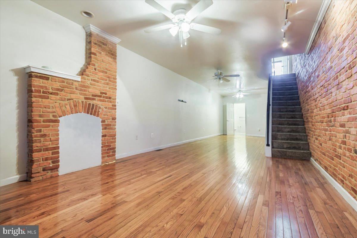 HOLLINS MARKET - Residential