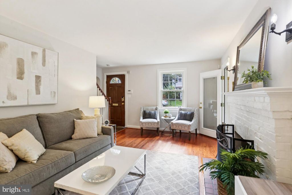 Photo of 702 Auburn Avenue, TAKOMA PARK, MD 20912 (MLS # MDMC2202152)