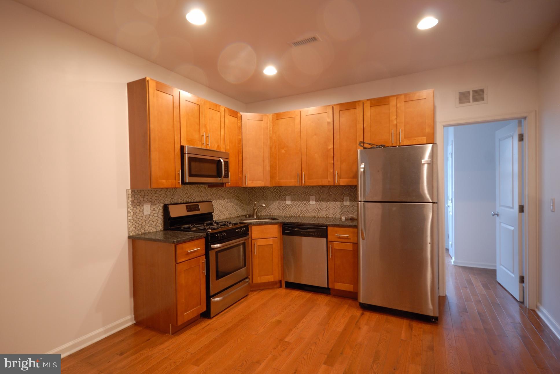In excellent condition, the 5 bedrooms 2 full bathroom apartment is on the 2nd & 3rd floor of the building, hardwood floor throughout, stainless steel kitchen appliances, central air, ceiling fan, closets in each bedroom, in a walking distance to Temple University, close to center city, a lot of shops and restaurants.