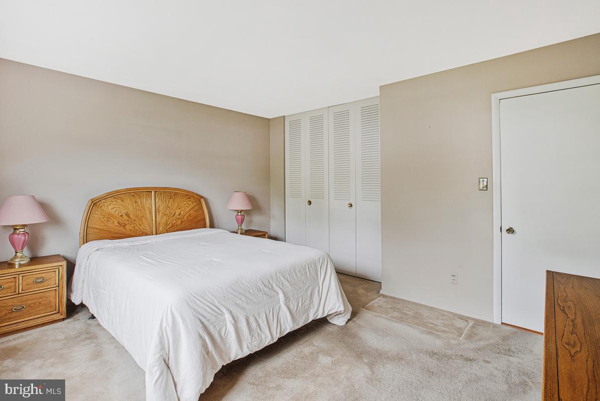 HALLMARK MANOR - Residential