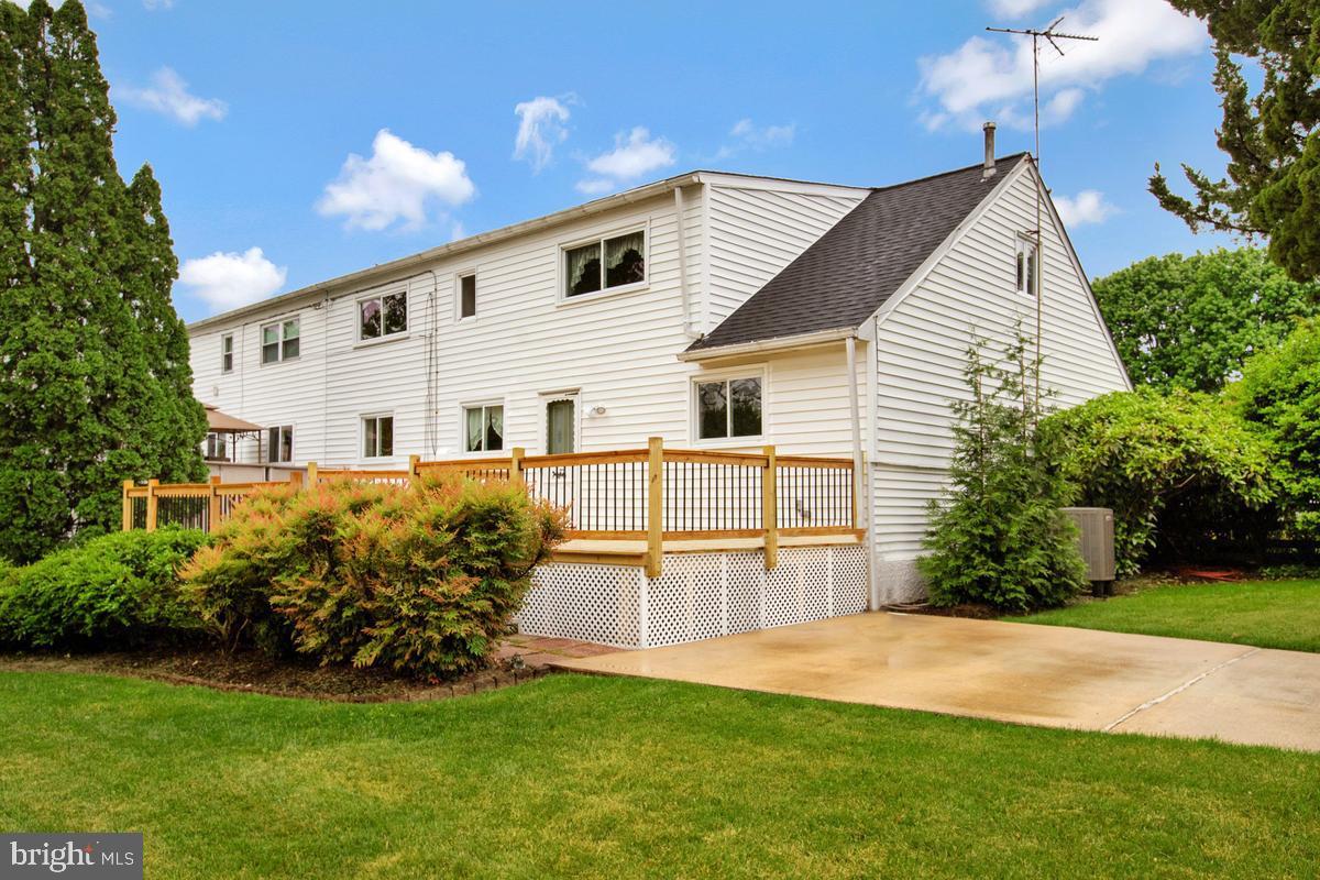 HALLMARK MANOR - Residential