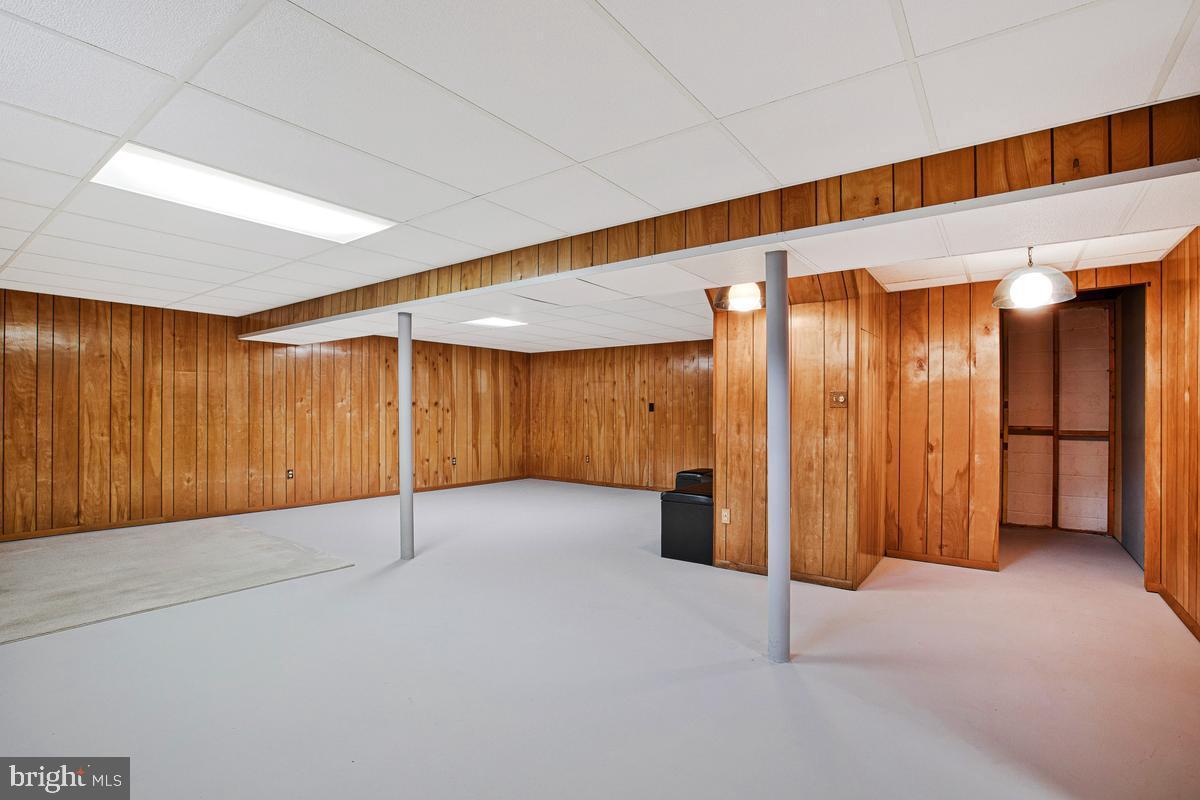 HALLMARK MANOR - Residential