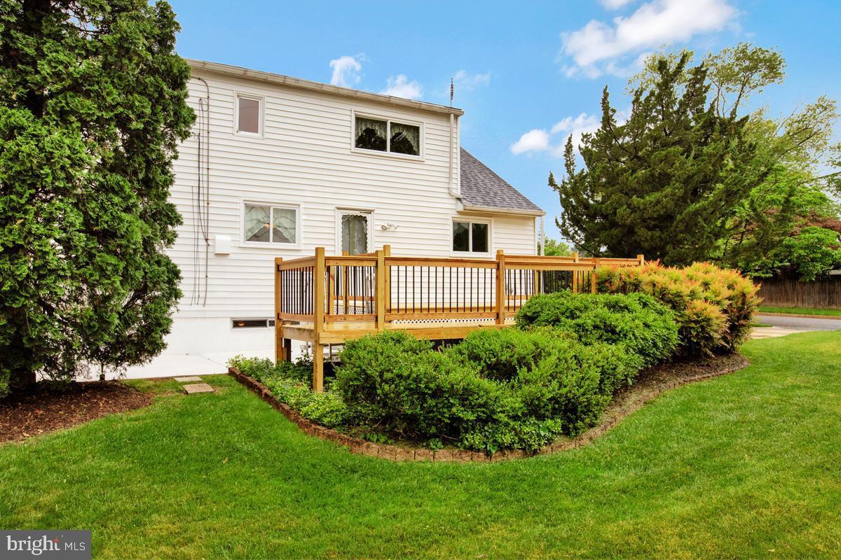 HALLMARK MANOR - Residential