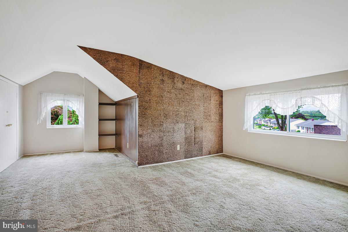 HALLMARK MANOR - Residential