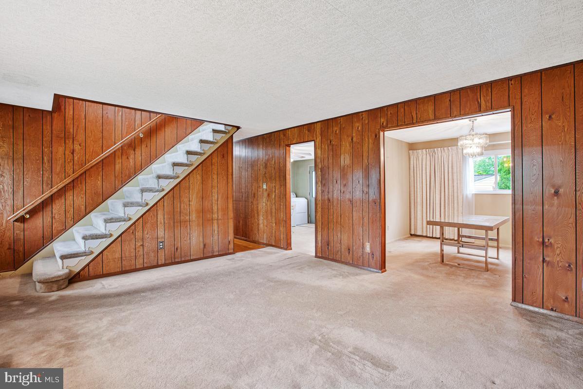 HALLMARK MANOR - Residential