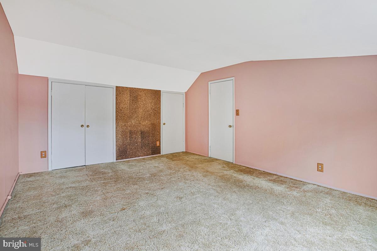 HALLMARK MANOR - Residential