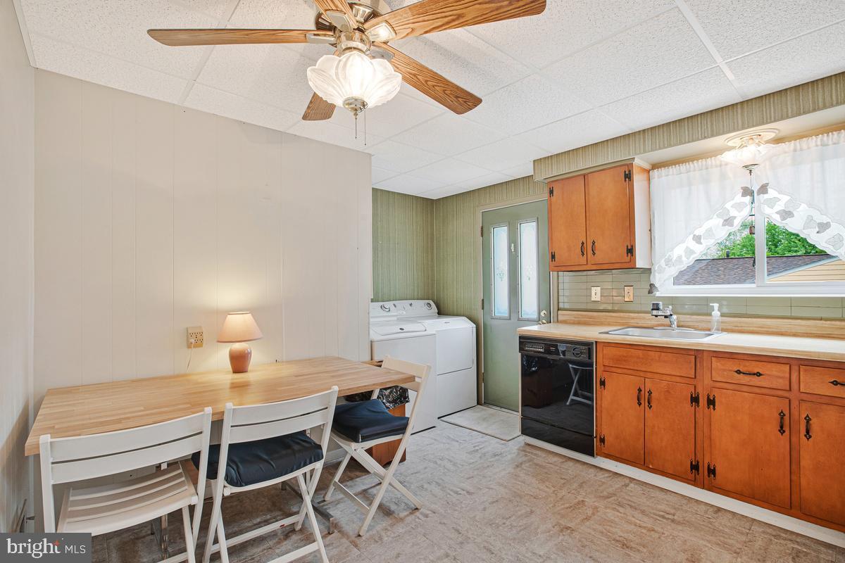 HALLMARK MANOR - Residential