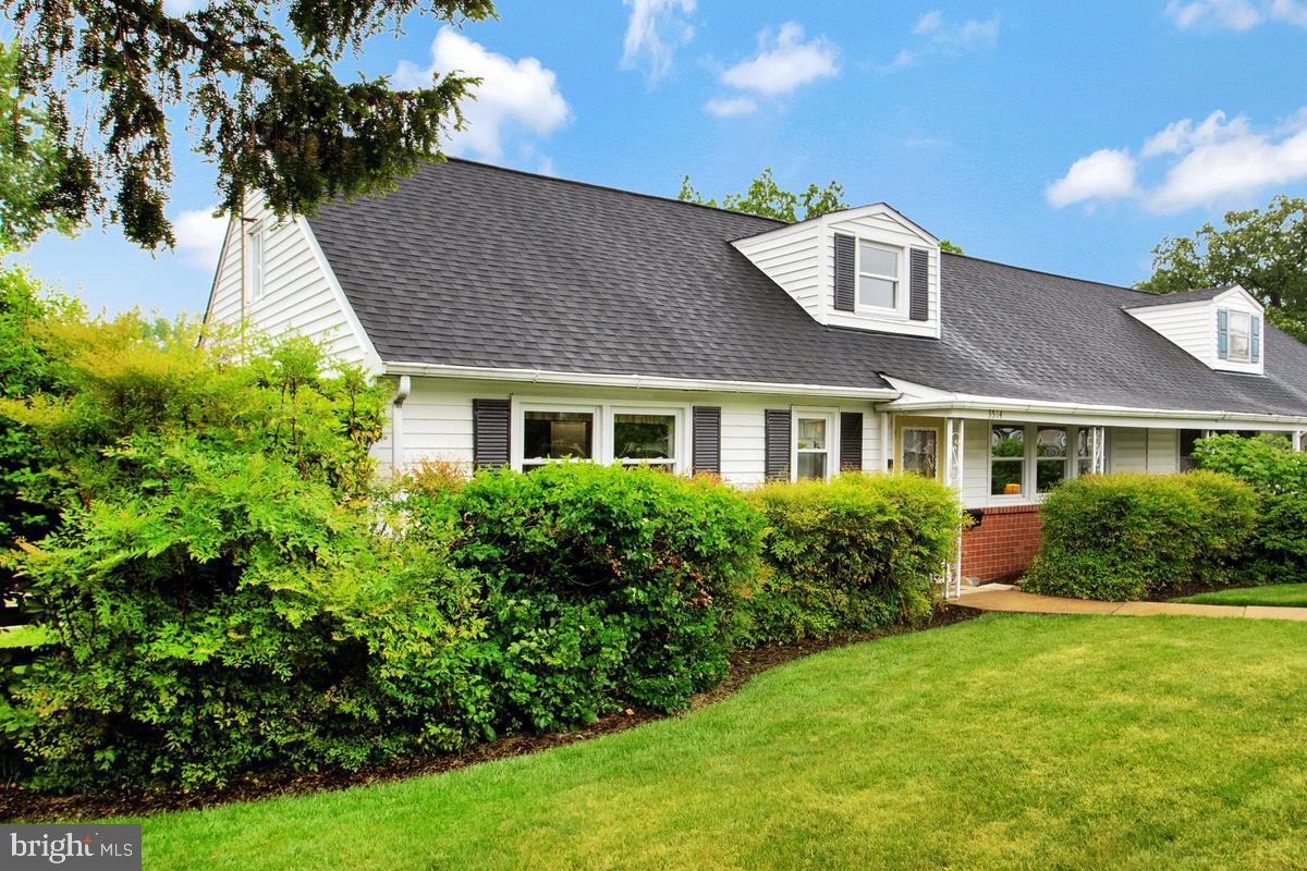 HALLMARK MANOR - Residential