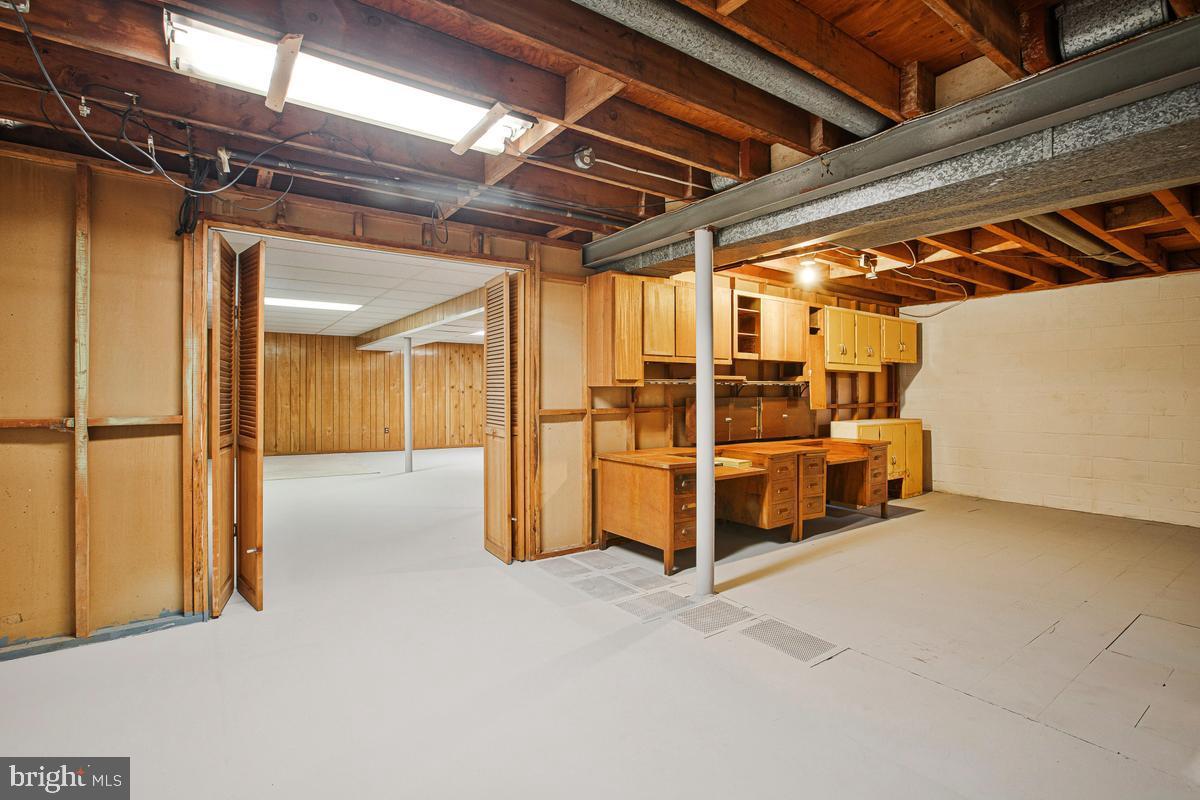 HALLMARK MANOR - Residential