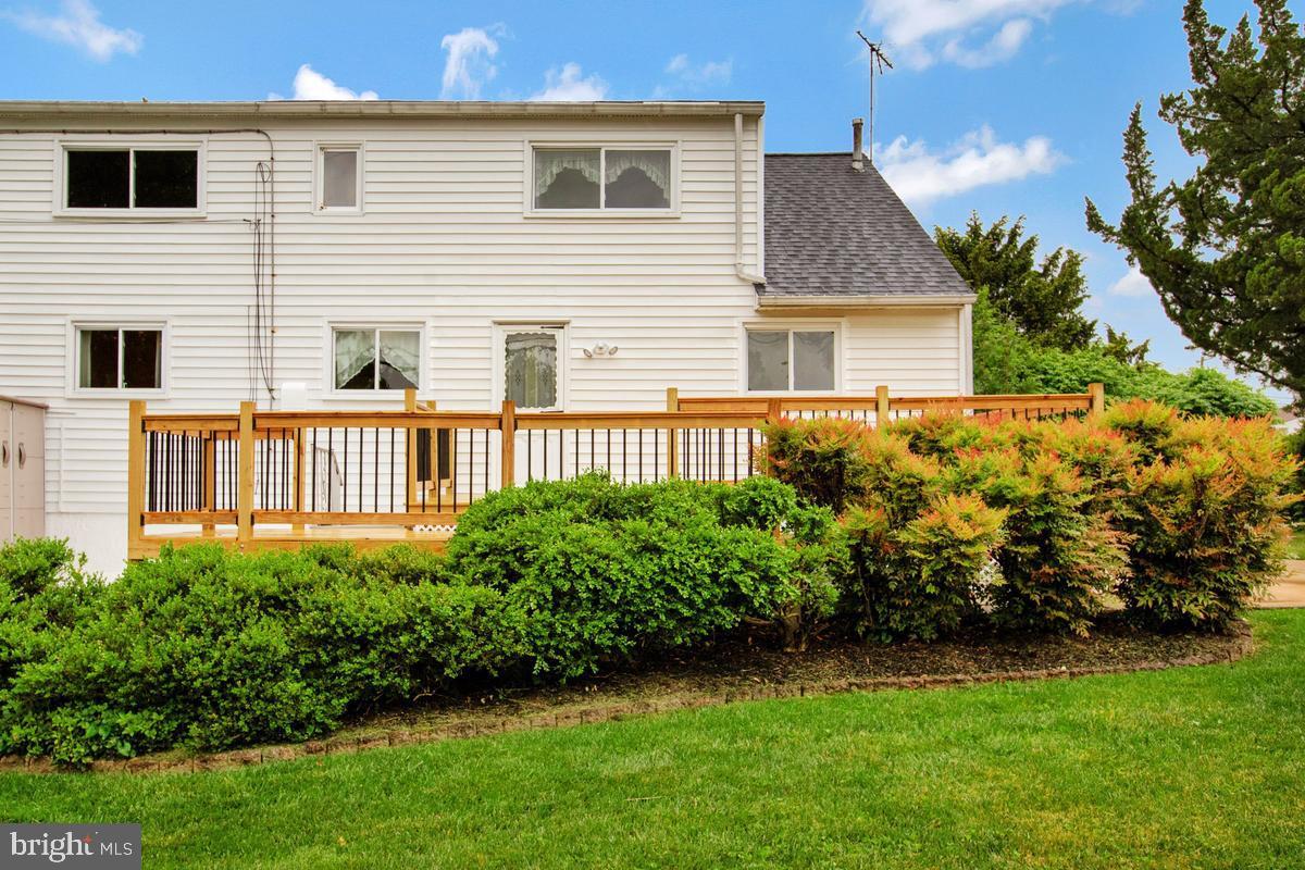 HALLMARK MANOR - Residential