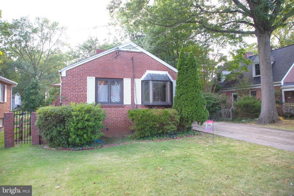 Photo of 9406 Seminole Street, SILVER SPRING, MD 20901 (MLS # MDMC2198094)