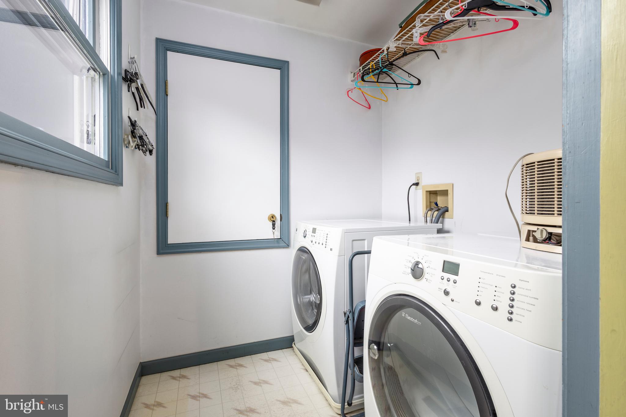 BRENTWOOD MANOR - Residential