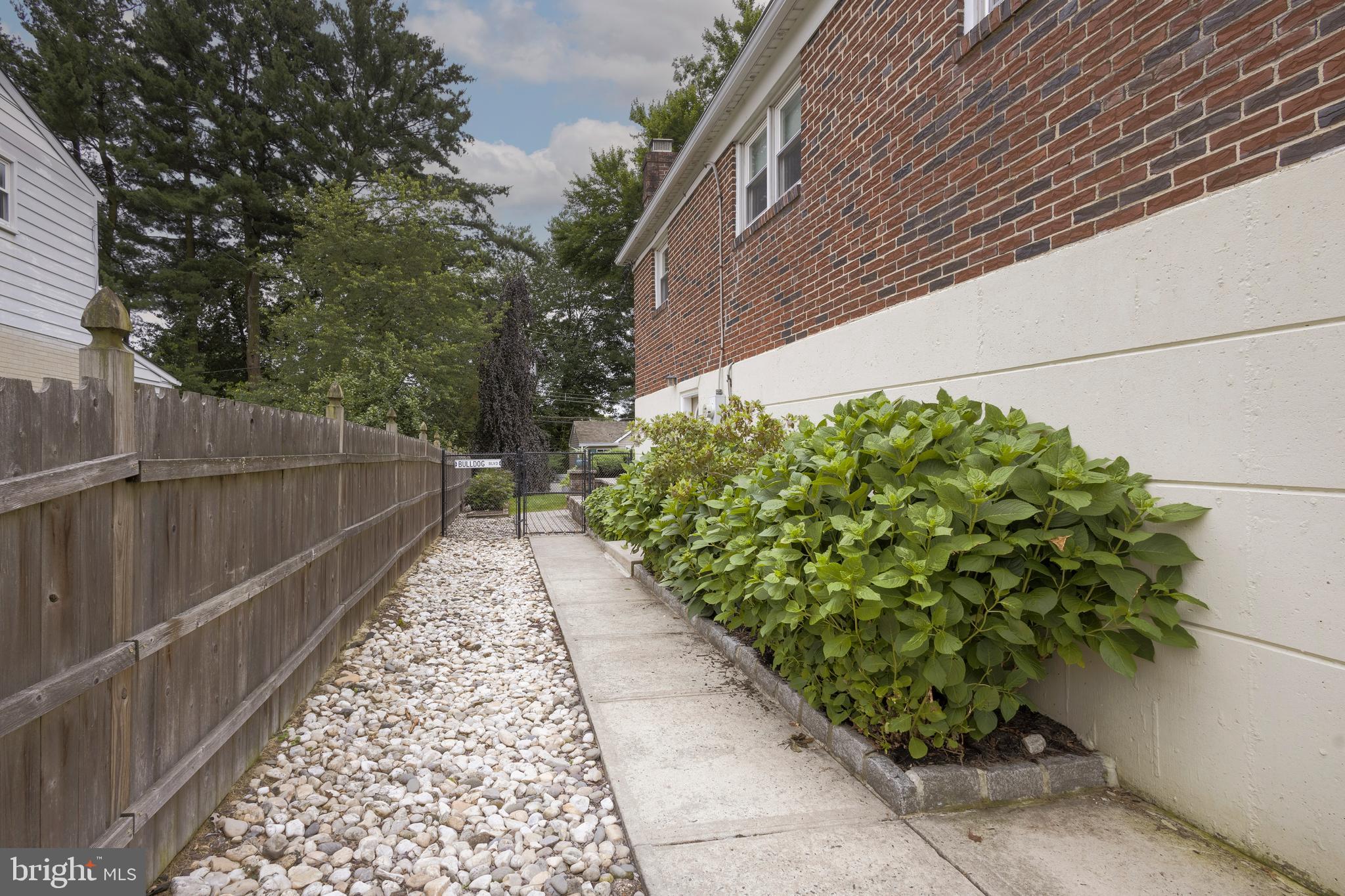 BRENTWOOD MANOR - Residential