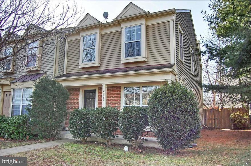 Beautifully updated 3 lvl end unit townhome in heart of River Oaks. home w/ two master suites, main master has vaulted ceilings, walk-in closets & luxury master bath w/ ceramic tile, jetted tub, stand up shower, skylight & dual vanity. Huge family room with tons of natural light right off the kitchen. Kitchen w/ hardwood floors, pantry, breakfast bar & walk-out to deck & fenced yard. All new paint