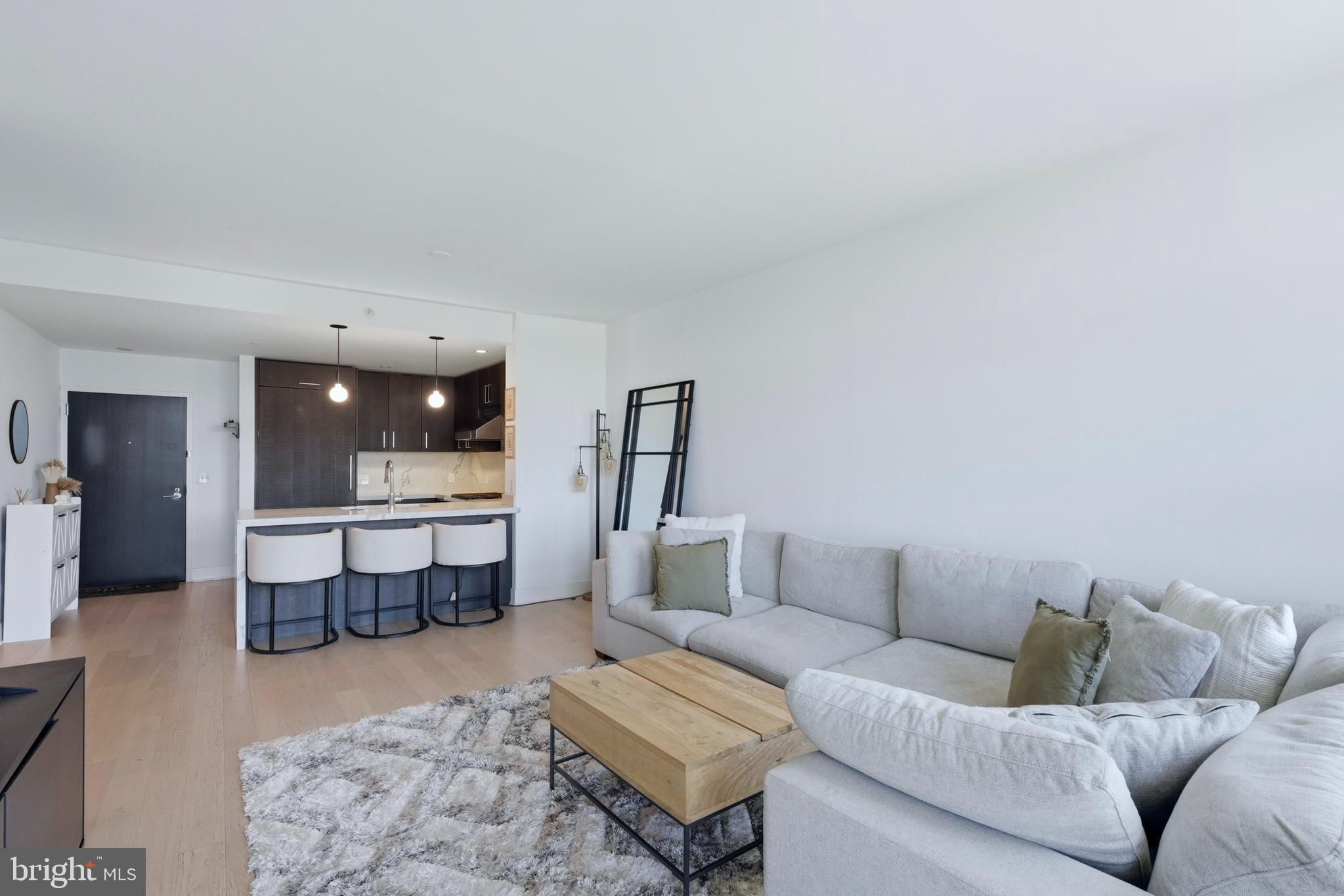 1400 HUDSON ST 807